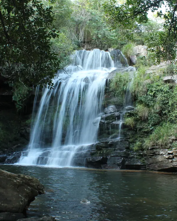 Cachoeira entre pedras e mata
