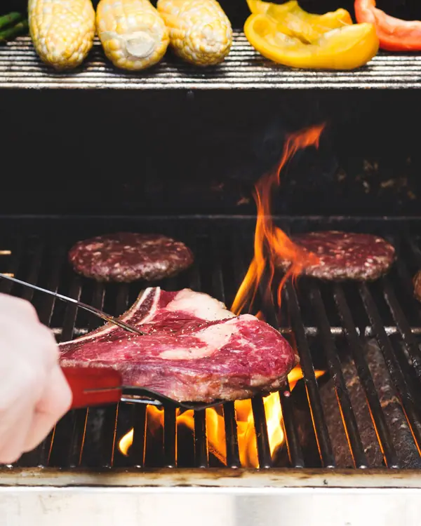Carnes e legumes na grelha