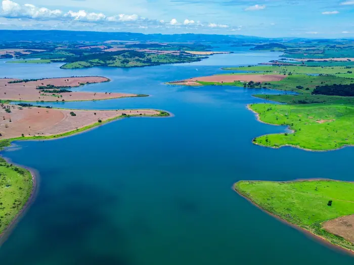 Vista aérea da Represa de Peixoto, com braços de água e ilhas verdes