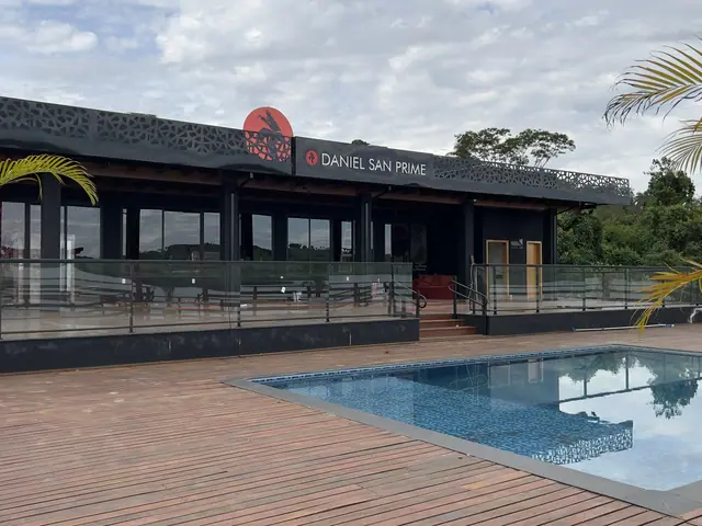 Restaurante Daniel San Prime com deck e piscina