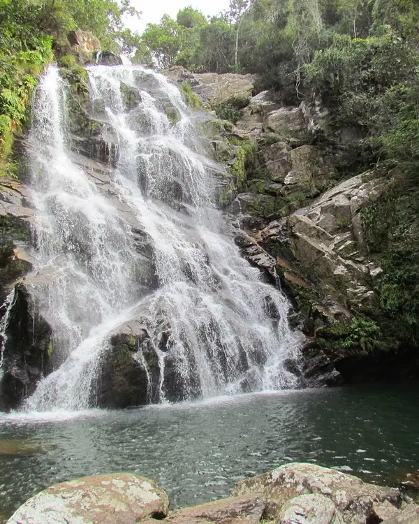 Cachoeira em meio à mata